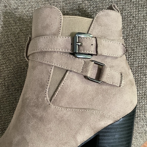 London Rag taupe colored peep toe, suede ankle boots, size 7. - Picture 6 of 13